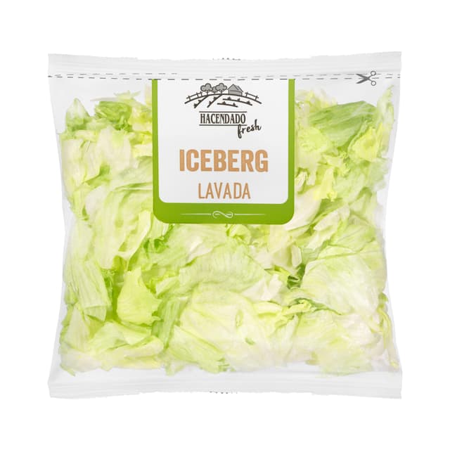 Lechuga iceberg cortada y lavada